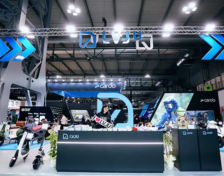 产品/场景电动滑板车s and bikes on display, showcasing the latest in 电动车辆技术 and eco-friendly transportation solutions at a trade show.