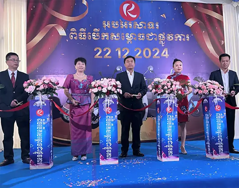 A 五人合影 dressed 专业ly standing behind floral podiums at a 正式活动.