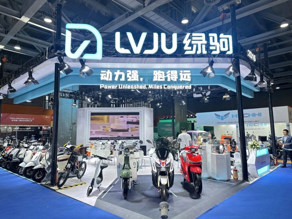 产品/场景电动滑板车s and e-bikes at Guangzhou trade shows, highlighting innovative mobility solutions and global trade opportunities.