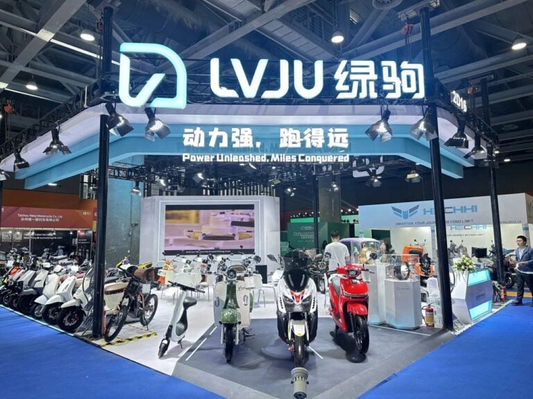 产品/场景电动滑板车s and e-bikes at Guangzhou trade shows, highlighting innovative mobility solutions and global trade opportunities.