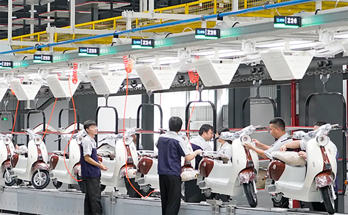 产品/场景电动滑板车s on a 生产线 in a modern factory setting, showcasing advanced 制造 processes and quality control.
